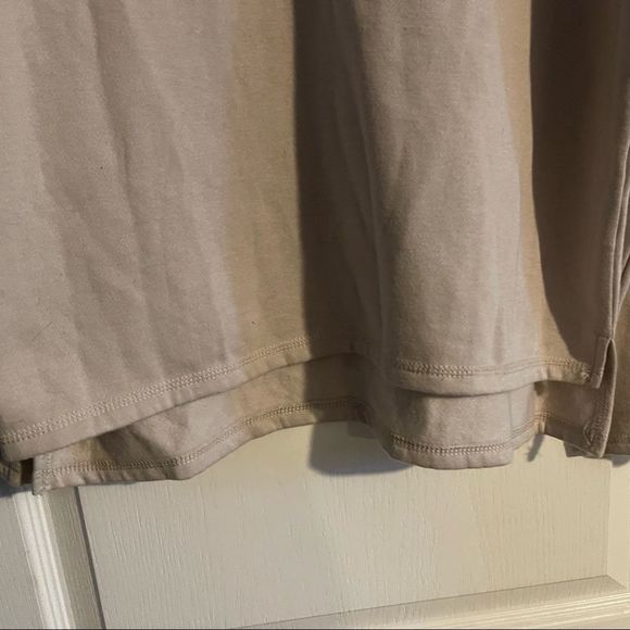 ✨Disney Mickey Mouse NWOT Tan and White Cropped Sweater - Size Large ✨ - Picture 5 of 11